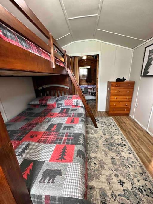 Cozy Cabin Walking Distance To Parkway! พิเจนฟอร์จ ภายนอก รูปภาพ