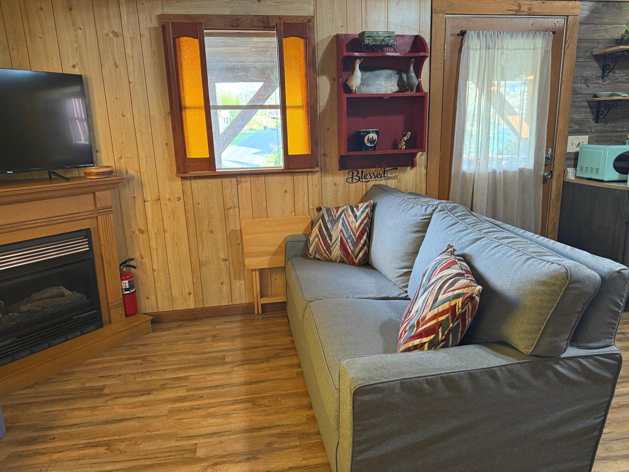Cozy Cabin Walking Distance To Parkway! พิเจนฟอร์จ ภายนอก รูปภาพ