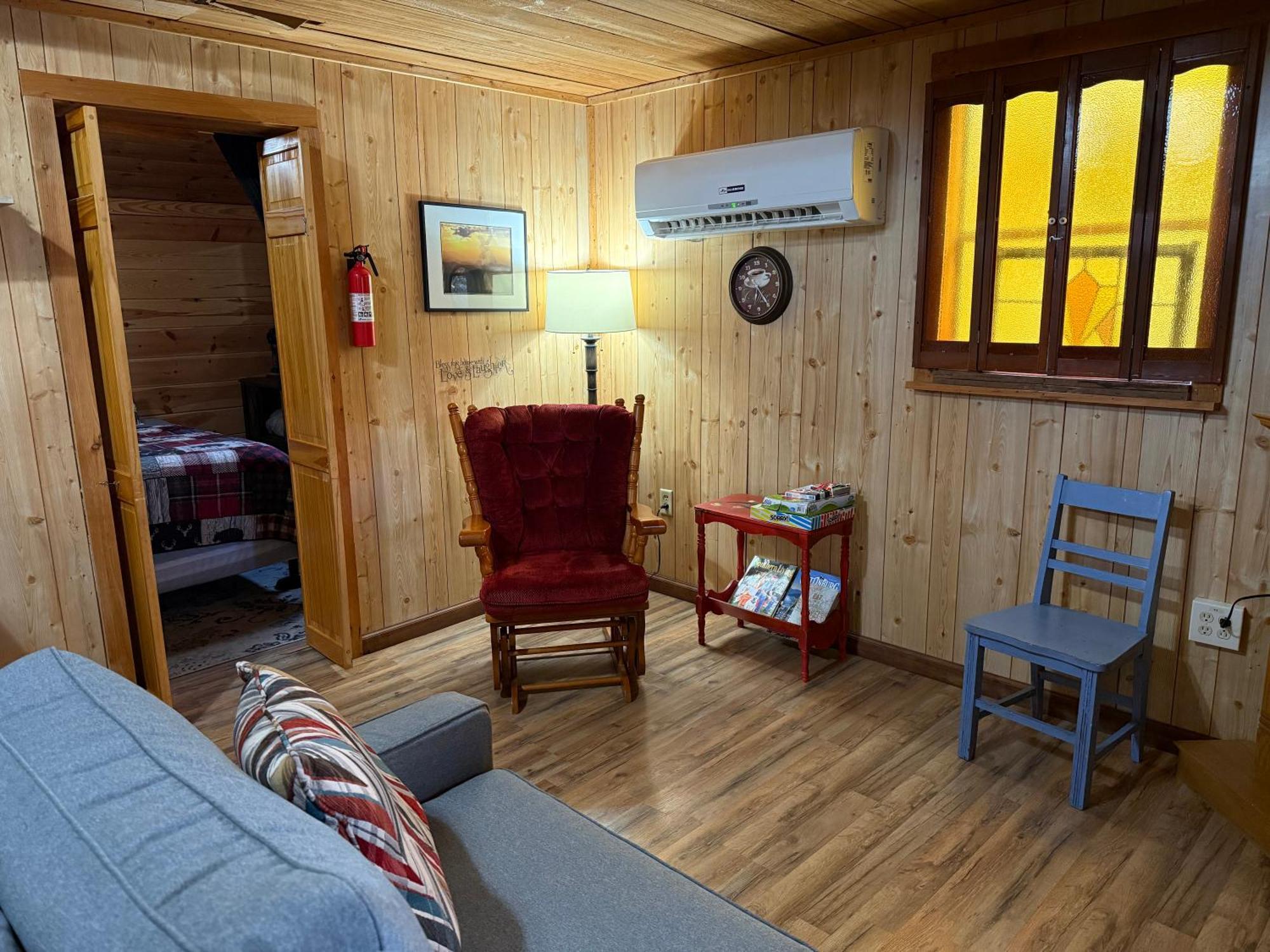 Cozy Cabin Walking Distance To Parkway! พิเจนฟอร์จ ภายนอก รูปภาพ